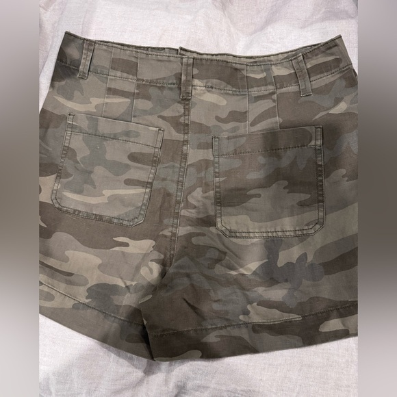 Camo high waisted button up shorts. Size 2 - Picture 4 of 5